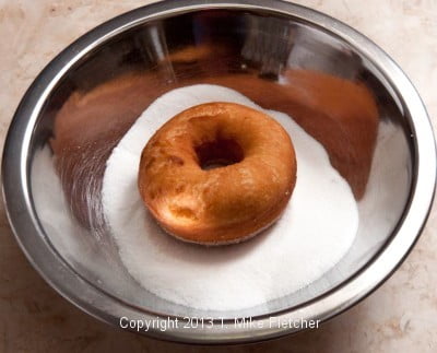 dougnut in sugar