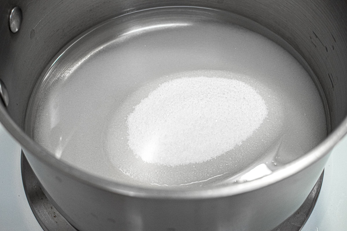Water, sugar and cornsyrup in saucepan