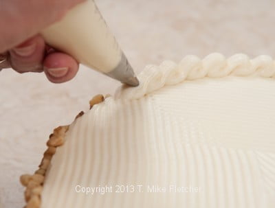 piping edges on cake