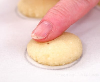 Flattening point on Amaretti cookies