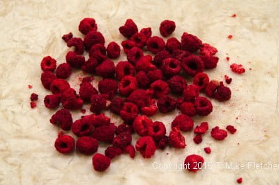 wedding-cakes-freeze-dried-raspberries.jpeg