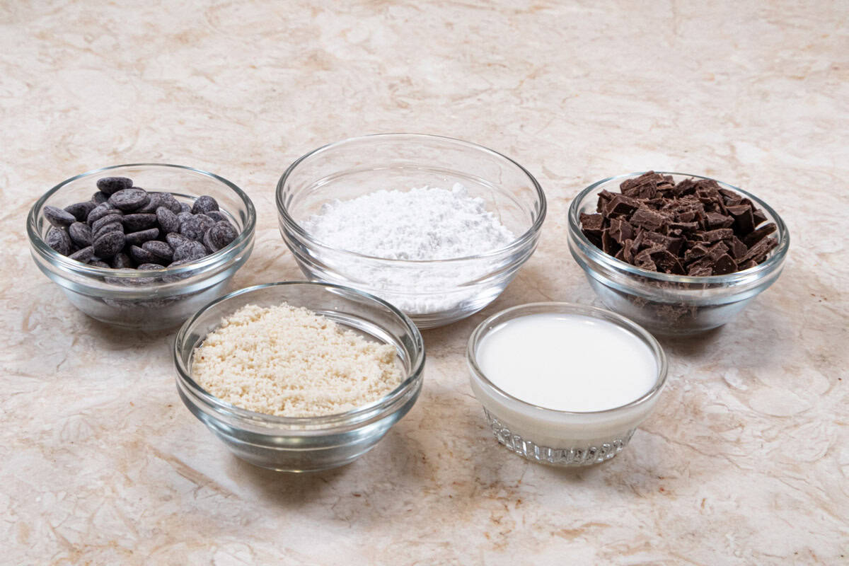 The Gianduja filling for the cookies includes semisweet chocolate, milk chocolate, powdered sugar, hazelnut flour and milk.