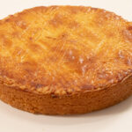 Make a cross hatch design on the unbaked pastry for the Gateau Breton .