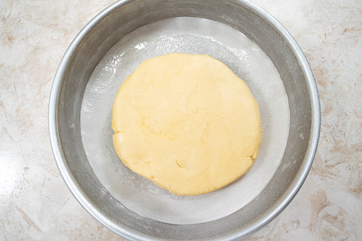Pastry disc on bottom of crust