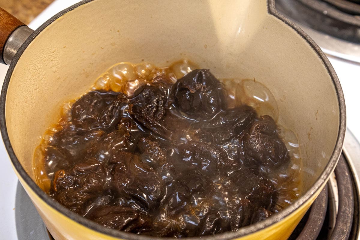 Prunes and water boiling