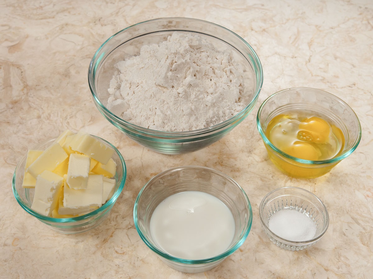 The ingredients for the pasta frolla include butter, flour, eggs, salt and cream.