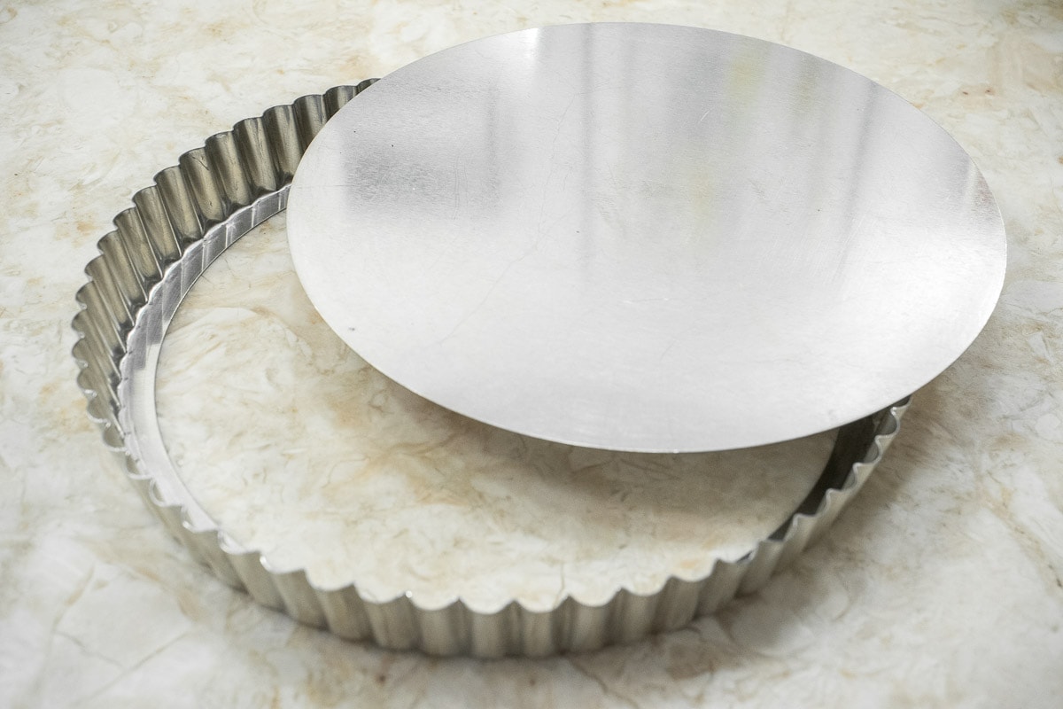 A 9" tart pan with the removable bottom  top of the rim.