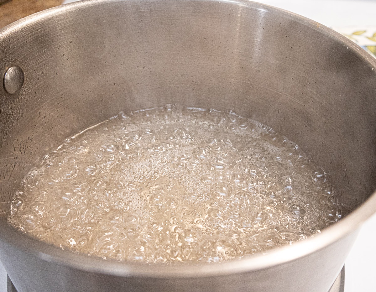 The sugar syrup is brought to a boil in the saucepan.