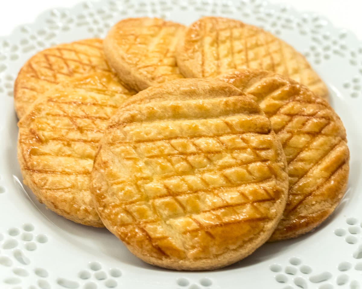 The Sablé Breton cookies on a white lacy plate.