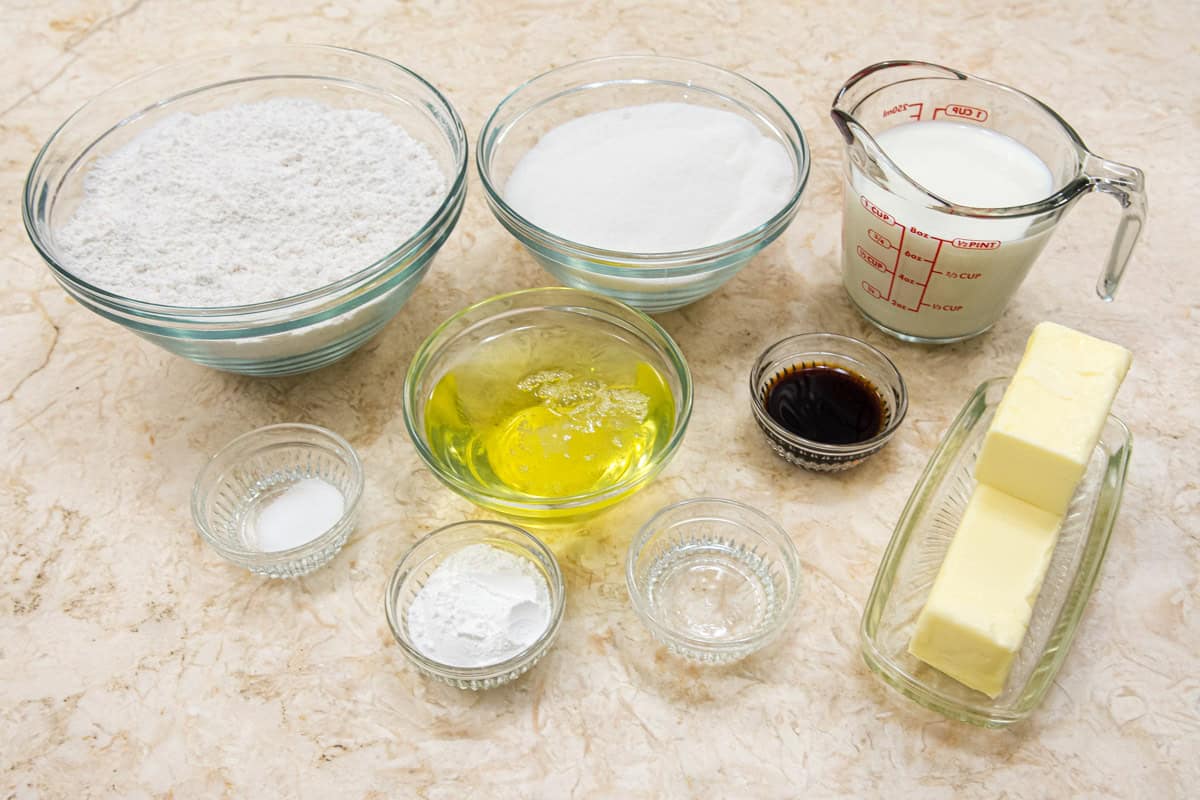 Ingredients for the white base cake are ett whites, milk, cake flour, granulates sugar, baking powder, unsalted butter, vanilla and almond extracts. 