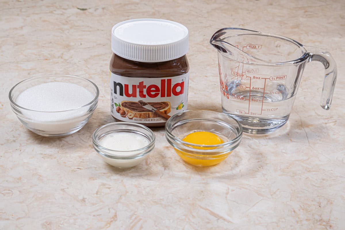 The ingredients for the fillings and finishes of the Chocolate Babka are granulated sugar, nutella, water, cream and egg yolk.