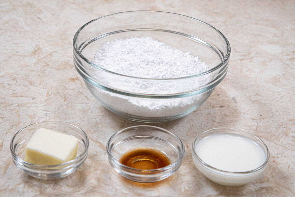 Ingredients for the vanilla drizzle are powdered sugar, butter, vanilla and milk.