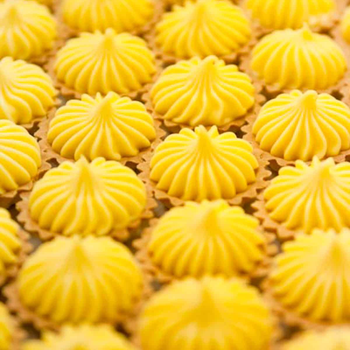 Lemon Curd Tarts in rows.