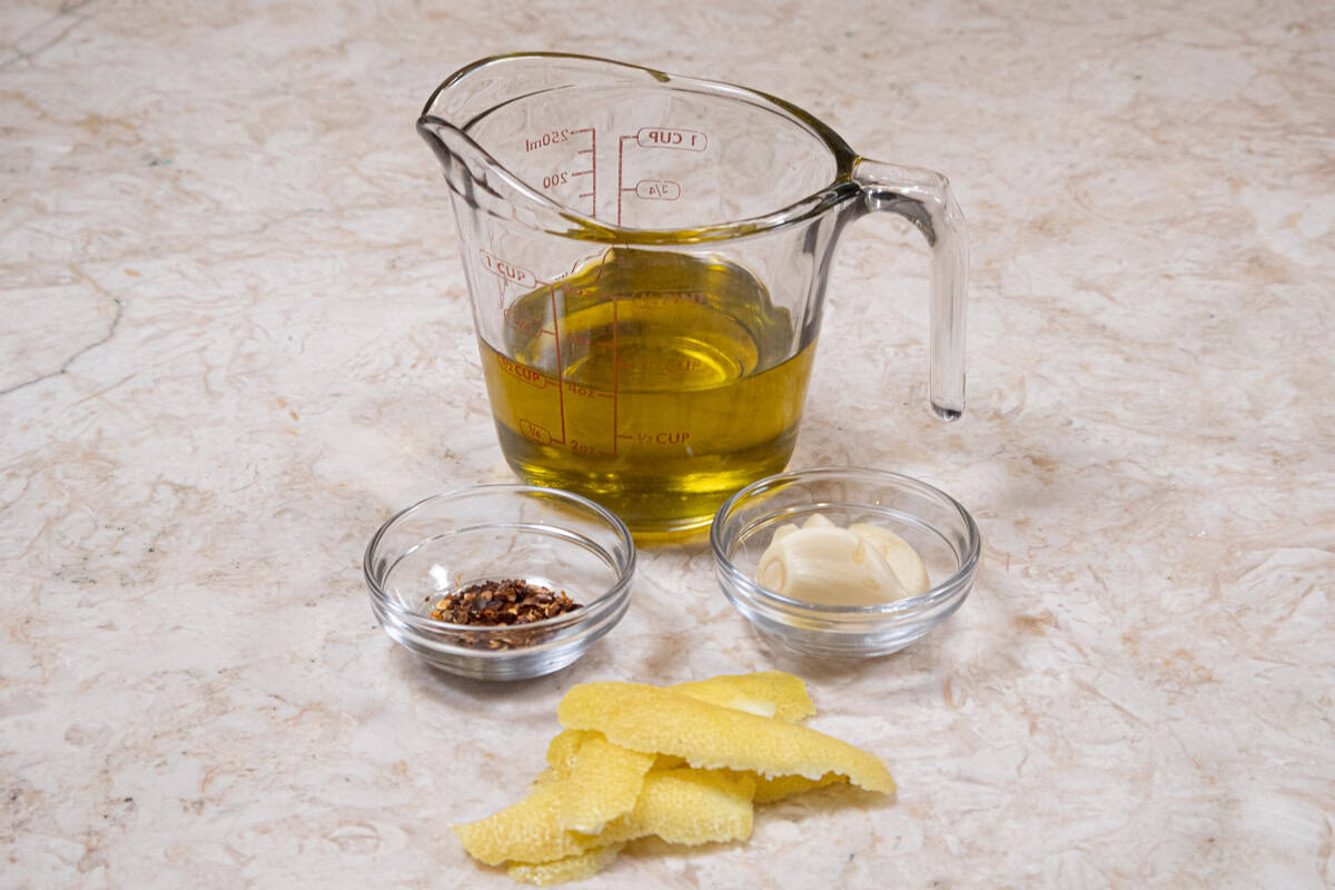 The zippy garlic oil ingredients include olive oil, red pepper flakes, garlic cloves and lemon rind.